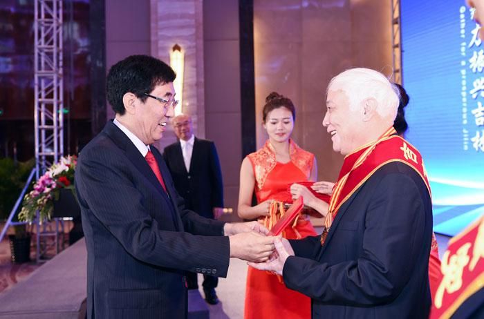 1、第二届全球吉商大会上，，，，，，，省委书记巴音朝鲁为获得“吉商突出贡献人物”奖的曹和平董事长颁奖.jpg